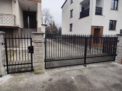 Brama uchylna dwuskrzydłowa kuta – czarna BU 120