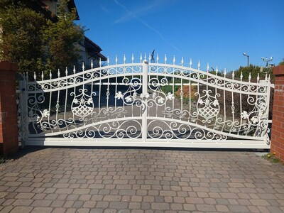 Brama przesuwna biała ozdobna BP 036
