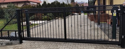 Brama wjazdowa przesuwna z furtką ogrodzeniowa kuta ozdobna czarna BP 029