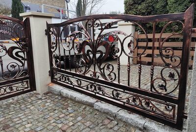 Ogrodzenie kute z ornamentami OK 061