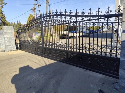 Brama wjazdowa przesuwna ogrodzeniowa kuta czarna z ozdobami BP 030