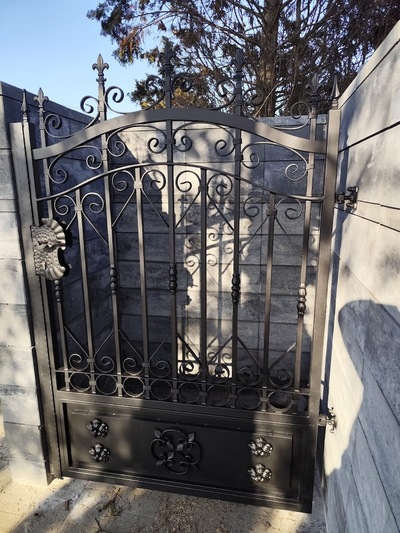 Brama wjazdowa przesuwna ogrodzeniowa kuta czarna z ozdobami BP 030