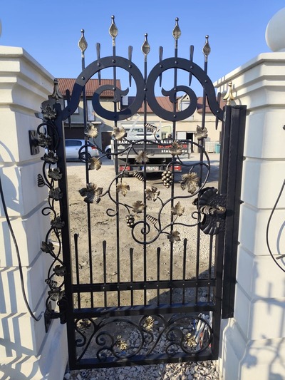 Brama wjazdowa uchylna, kuta, ozdobna BU 115