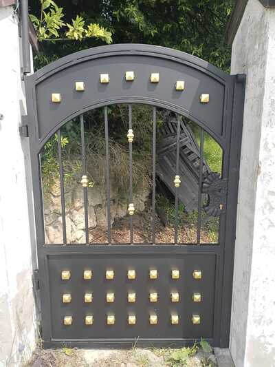 Brama wjazdowa uchylna, kuta, czarna BU 116