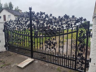 Brama wjazdowa, uchylna, kuta z ornamentami BU 117