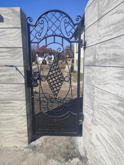 Brama wjazdowa uchylna, dwuskrzydłowa kuta czarna BU 119