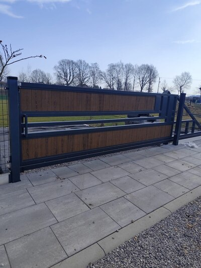 Brama przesuwna nowoczesna z deską kompozytową BP 035