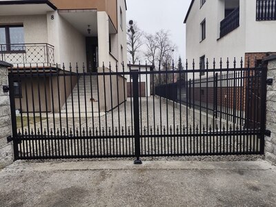 Brama uchylna dwuskrzydłowa kuta – czarna BU 120