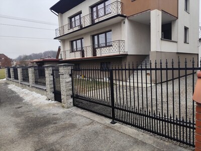 Brama uchylna dwuskrzydłowa kuta – czarna BU 120