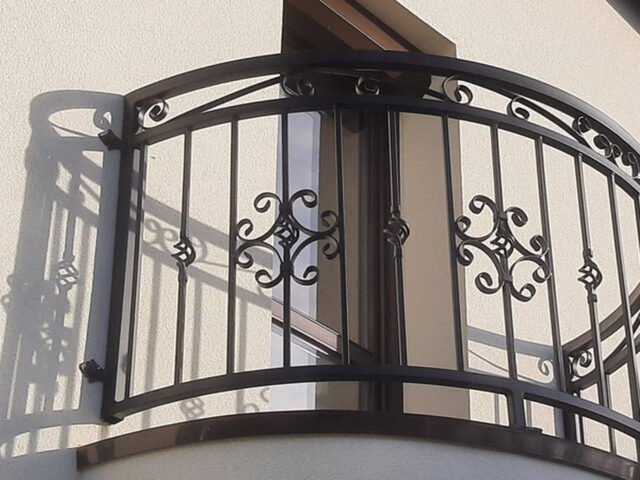 Elegancka balustrada półokrągła&nbsp;kuta BKZ 055