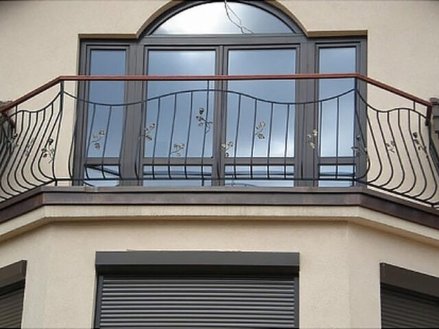 Ozdobna balustrada z&nbsp;drewnianym pochwytem BKZ 014