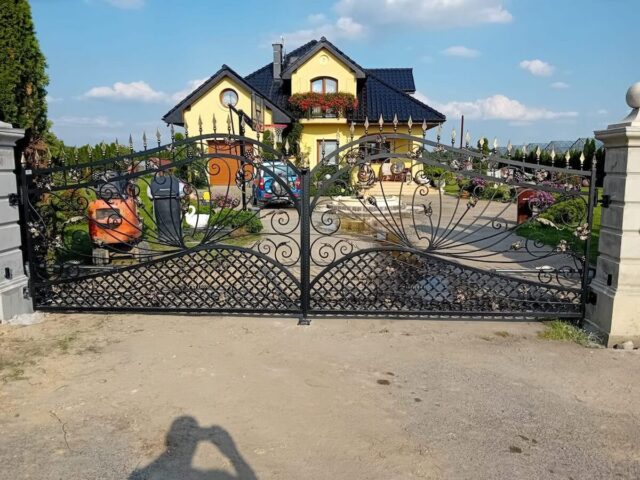 Brama wjazdowa dwuskrzydłowa, uchylna, kuta czarna BU 112