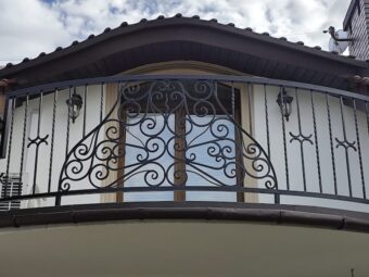 Balustrada zewnętrzna balkonowa ze&nbsp;zdobieniami BKZ 085