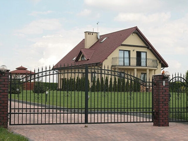 Brama uchylna kuta ze&nbsp;zdobieniem półokrąg BU 072