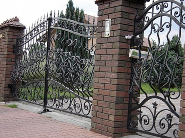 Brama uchylna kuta ze&nbsp;zdobieniami 3D BU 061