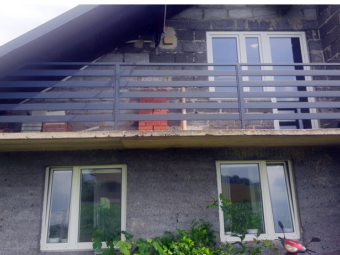 Nowoczesna balustrada z&nbsp;profili podłużnych BKZ 057