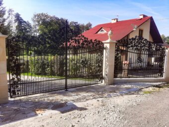 Brama ogrodzeniowa, wjazdowa, dwuskrzydłowa, uchylna, kuta BU 090