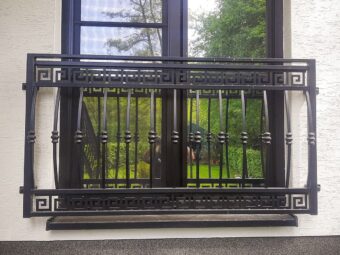 Nowoczesna balustrada kuta zewnętrzna BKZ 066