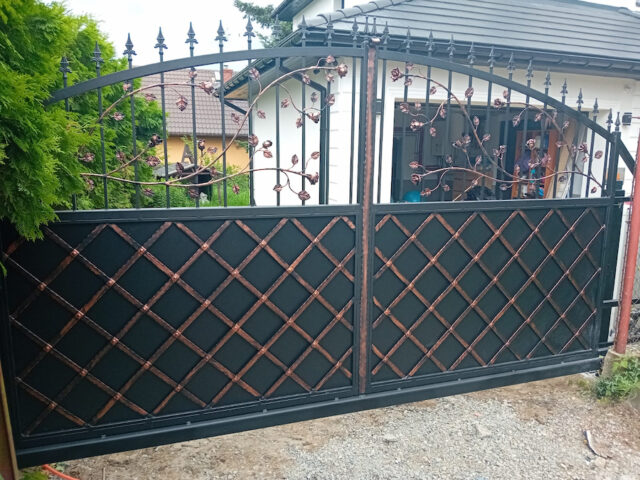 Kuta brama wjazdowa przesuwna z ornamentami roślinnymi i wypełnieniem w kratę, model BP 025