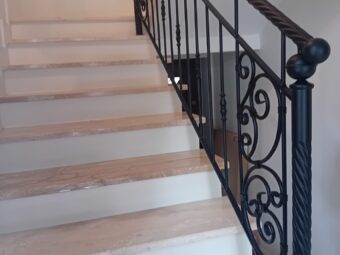 Balustrada kuta wewnętrzna BKW 047 z ornamentami przy schodach z jasnego marmuru