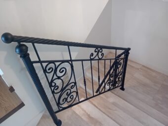 Balustrada kuta wewnętrzna BKW 047 z ornamentami przy schodach, czarna, kręcony poręcz
