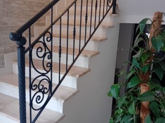 Balustrada kuta wewnętrzna BKW 047 z ornamentami na schodach z marmurowymi stopnicami