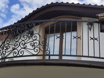 Balustrada zewnętrzna balkonowa ze&nbsp;zdobieniami BKZ 085