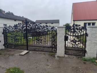 Brama wjazdowa, uchylna, kuta z&nbsp;ornamentami BU 117