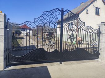 Brama wjazdowa uchylna, dwuskrzydłowa kuta czarna BU 119