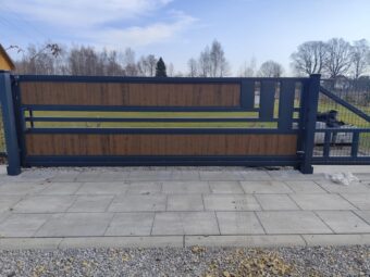 Brama przesuwna nowoczesna z&nbsp;deską kompozytową BP 036