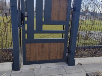 Brama przesuwna nowoczesna z&nbsp;deską kompozytową BP 036