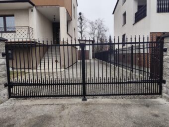 Brama uchylna dwuskrzydłowa kuta – czarna BU 120
