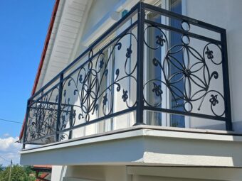 Balustrada zewnętrzna kuta balkonowa – wzór z okręgów i ornamentów kwiatowych, antracyt