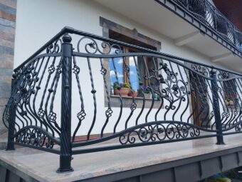 Balustrada balkonowa kuta czarna – detal wzoru z różami, prętami skręcanymi i ozdobnymi elementami