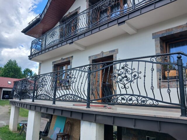 Balustrada zewnętrzna z&nbsp;ozdobnymi ornamentami BKZ 102