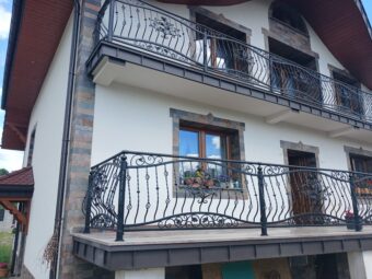 Balustrada zewnętrzna z&nbsp;ozdobnymi ornamentami BKZ 102