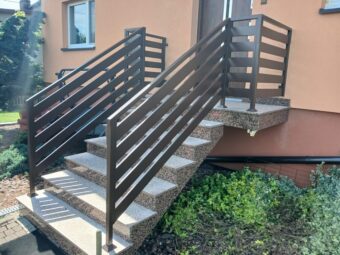 Balustrada schodowa zewnętrzna stalowa z poziomymi prętami – styl nowoczesny, kolor antracyt/brąz