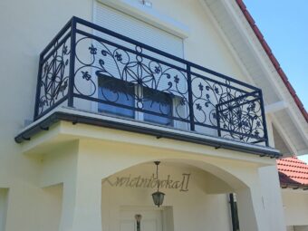 Balustrada zewnętrzna kuta balkonowa – wzór z okręgów i ornamentów kwiatowych, antracyt