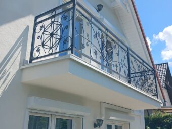 Balustrada zewnętrzna kuta balkonowa – wzór z okręgów i ornamentów kwiatowych, antracyt