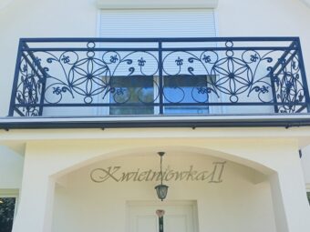 Balustrada zewnętrzna balkonowa kuta z&nbsp;ozdobnym wzorem geometryczno-kwiatowym BKZ 104