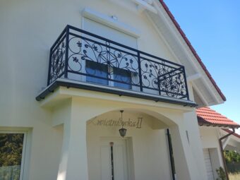 Balustrada zewnętrzna kuta balkonowa – wzór z okręgów i ornamentów kwiatowych, antracyt