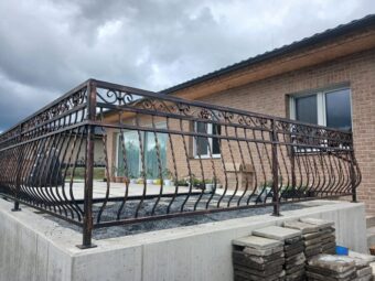 Balustrada tarasowa kuta kolor miedź – detal ornamentu kwiatowego