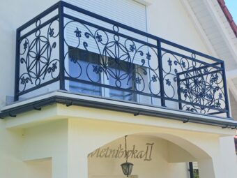 Balustrada zewnętrzna kuta balkonowa – wzór z okręgów i ornamentów kwiatowych, antracyt