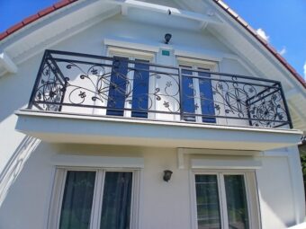 Balustrada zewnętrzna kuta balkonowa – wzór z okręgów i ornamentów kwiatowych, antracyt