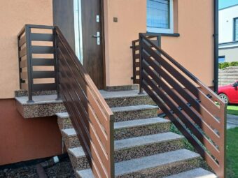Balustrada schodowa zewnętrzna stalowa z poziomymi prętami – styl nowoczesny, kolor antracyt/brąz