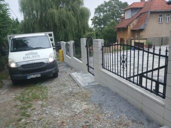 Brama przesuwna kuta z&nbsp;furtką BP 037