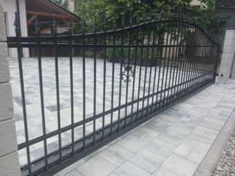Brama przesuwna kuta z&nbsp;furtką BP 037