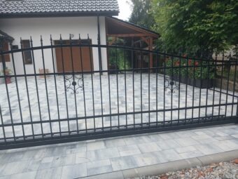 Brama przesuwna kuta z&nbsp;furtką BP 037