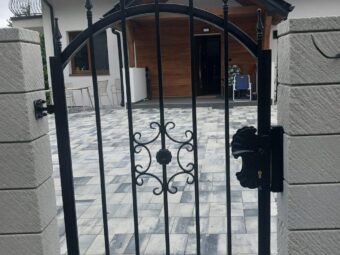 Brama przesuwna kuta z&nbsp;furtką BP 037