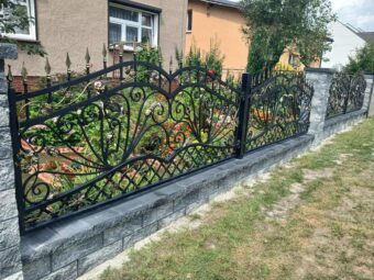 Brama uchylna kuta z&nbsp;złotymi ornamentami BU 123